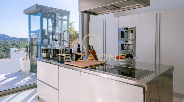 Amplia villa de lujo con espectaculares vistas al mar junto al único campo de golf de Ibiza en venta en Roca Llisa.