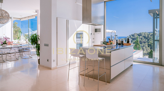 Spaziosa villa di lusso con vista mare spettacolare, adiacente all'unico campo da golf di Ibiza, in vendita a Roca Llisa.