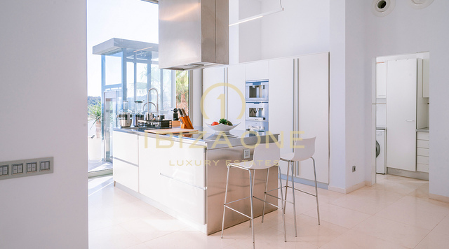 Ruime luxe villa met spectaculair uitzicht op zee, gelegen naast de enige golfbaan van Ibiza, te koop in Roca Llisa.