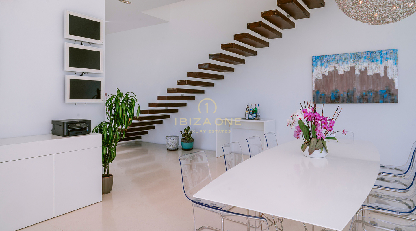 Großzügige Luxusvilla mit spektakulärem Meerblick neben Ibizas einzigem Golfplatz in Roca Llisa zu verkaufen