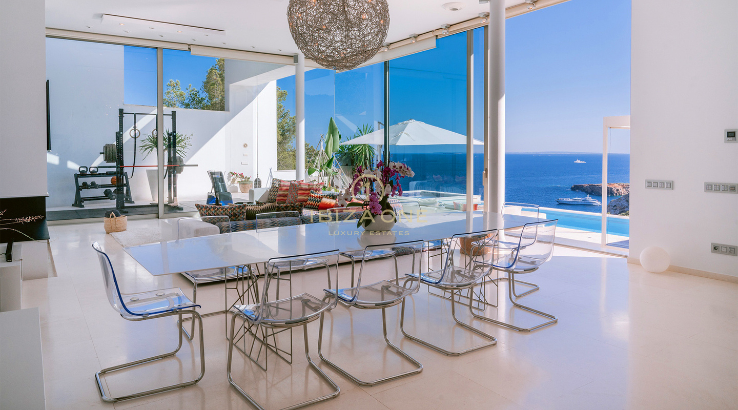 Villa de luxe spacieuse avec vue imprenable sur la mer, à proximité du seul golf d'Ibiza, à vendre à Roca Llisa