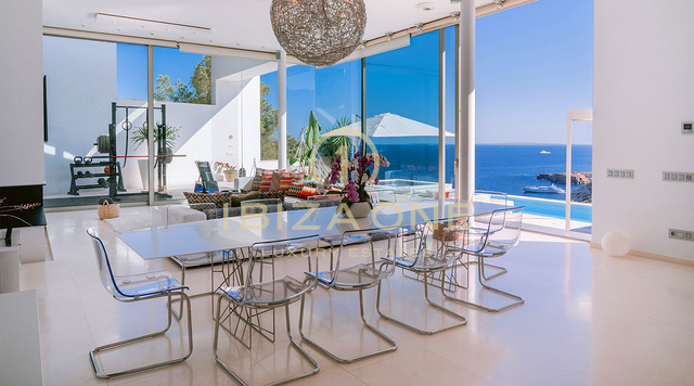Amplia villa de lujo con espectaculares vistas al mar junto al único campo de golf de Ibiza en venta en Roca Llisa.