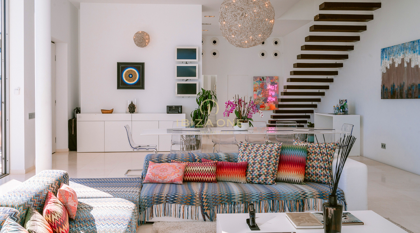 Villa de luxe spacieuse avec vue imprenable sur la mer, à proximité du seul golf d'Ibiza, à vendre à Roca Llisa