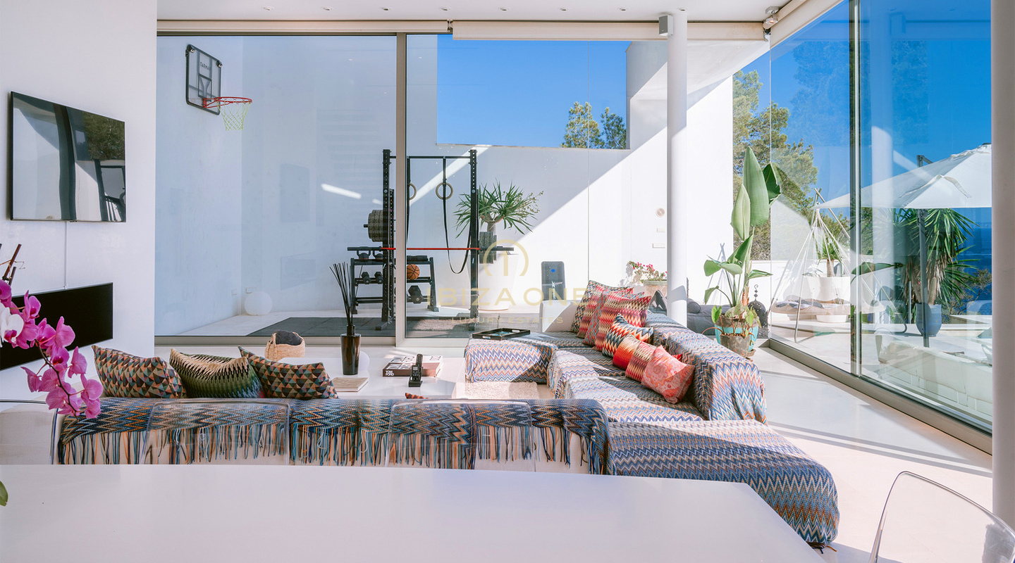 Amplia villa de lujo con espectaculares vistas al mar junto al único campo de golf de Ibiza en venta en Roca Llisa.