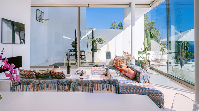 Villa de luxe spacieuse avec vue imprenable sur la mer, à proximité du seul golf d'Ibiza, à vendre à Roca Llisa