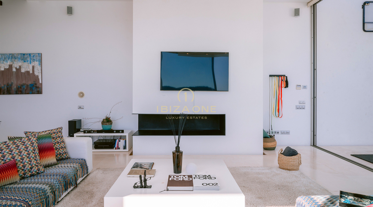 Amplia villa de lujo con espectaculares vistas al mar junto al único campo de golf de Ibiza en venta en Roca Llisa.