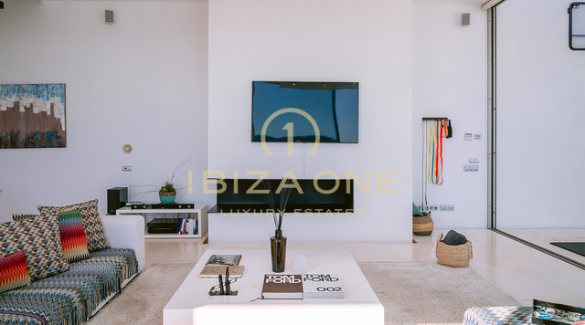 Amplia villa de lujo con espectaculares vistas al mar junto al único campo de golf de Ibiza en venta en Roca Llisa.