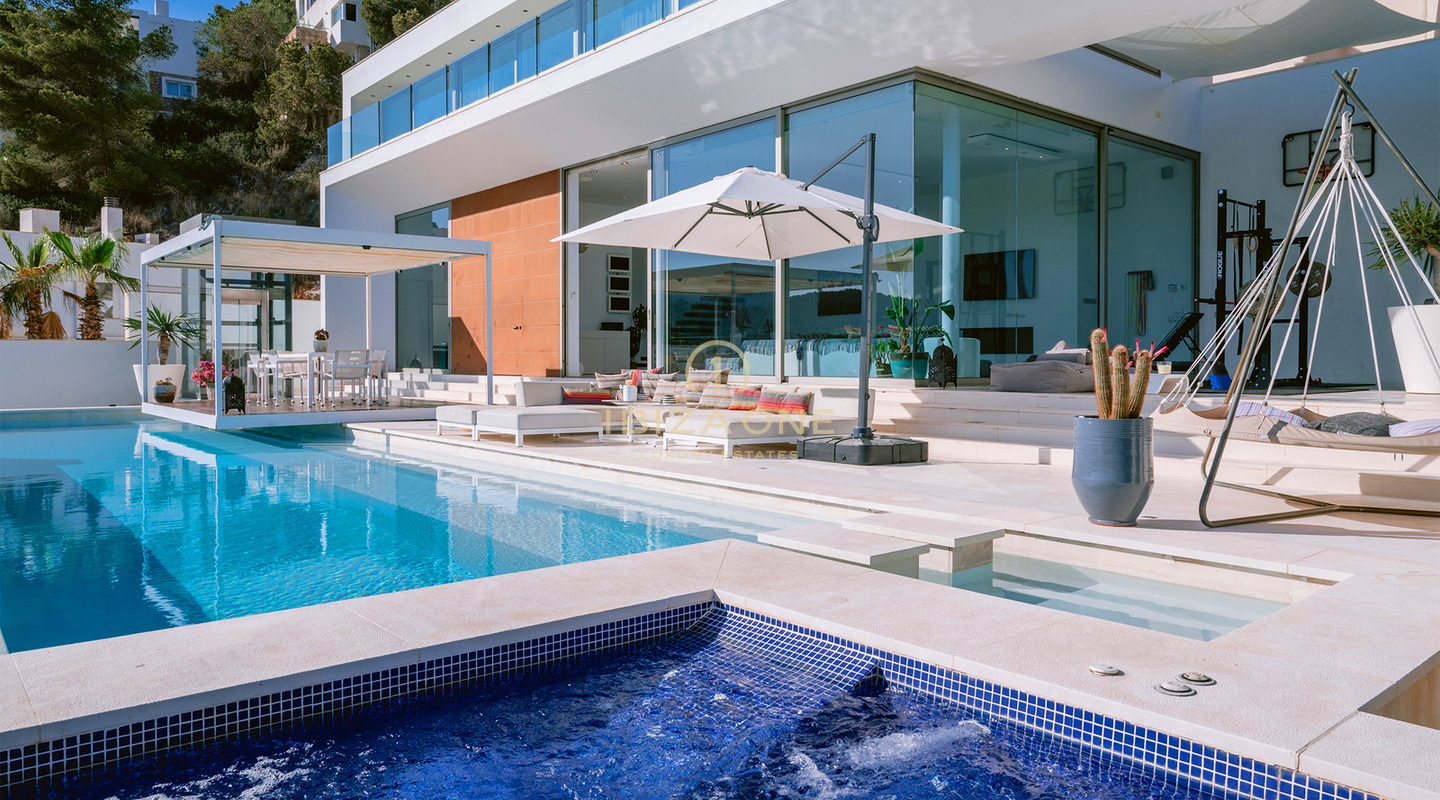 Großzügige Luxusvilla mit spektakulärem Meerblick neben Ibizas einzigem Golfplatz in Roca Llisa zu verkaufen