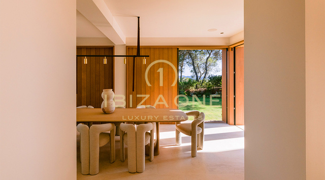 Villa de lujo familiar con vistas al mar en alquiler cerca de San Lorenzo, Ibiza. Piscina de agua salada, casa de invitados y privacidad.