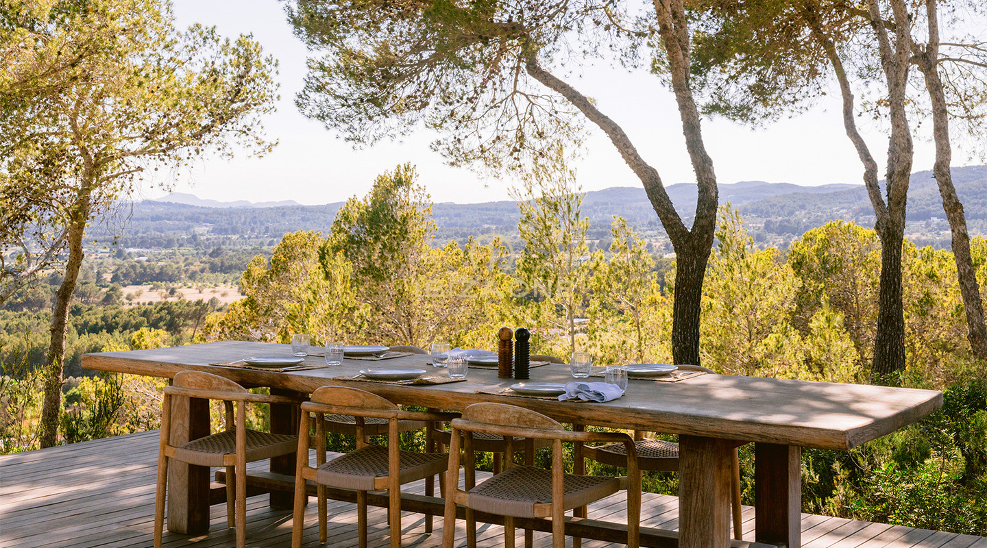Familievriendelijke luxe villa met zeezicht te huur nabij San Lorenzo, Ibiza – zoutwaterzwembad, gastenverblijf, privacy