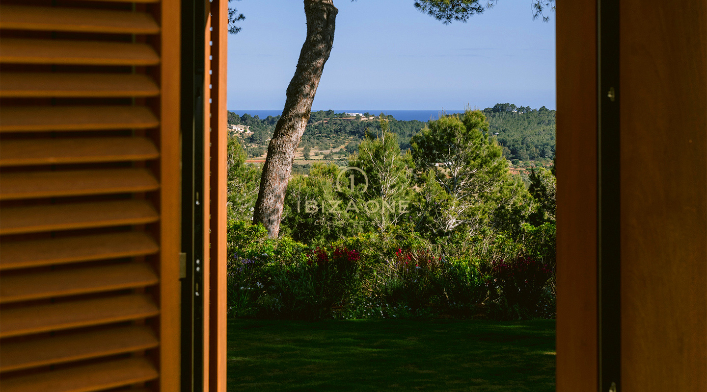Familievriendelijke luxe villa met zeezicht te huur nabij San Lorenzo, Ibiza – zoutwaterzwembad, gastenverblijf, privacy