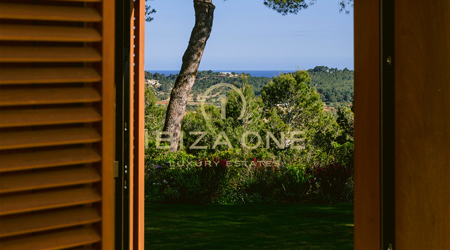 Familievriendelijke luxe villa met zeezicht te huur nabij San Lorenzo, Ibiza – zoutwaterzwembad, gastenverblijf, privacy