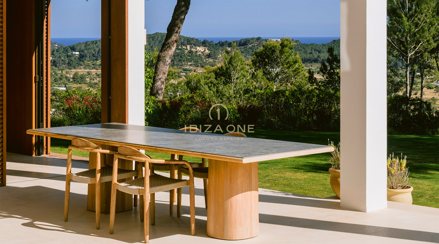 Familienfreundliche Luxusvilla mit Meerblick in der Nähe von San Lorenzo, Ibiza, zu vermieten – Salzwasserpool, Gästehaus, Privatsphäre