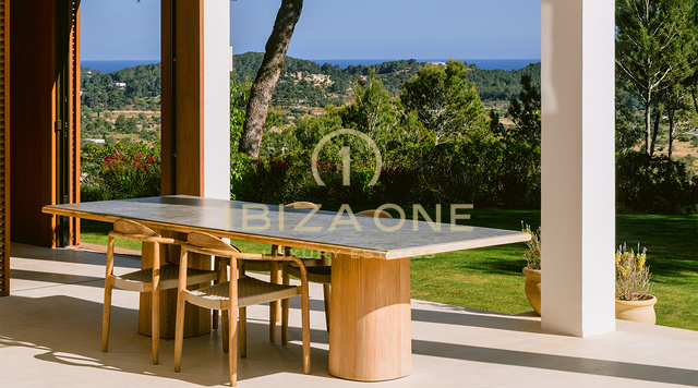 Villa de lujo familiar con vistas al mar en alquiler cerca de San Lorenzo, Ibiza. Piscina de agua salada, casa de invitados y privacidad.