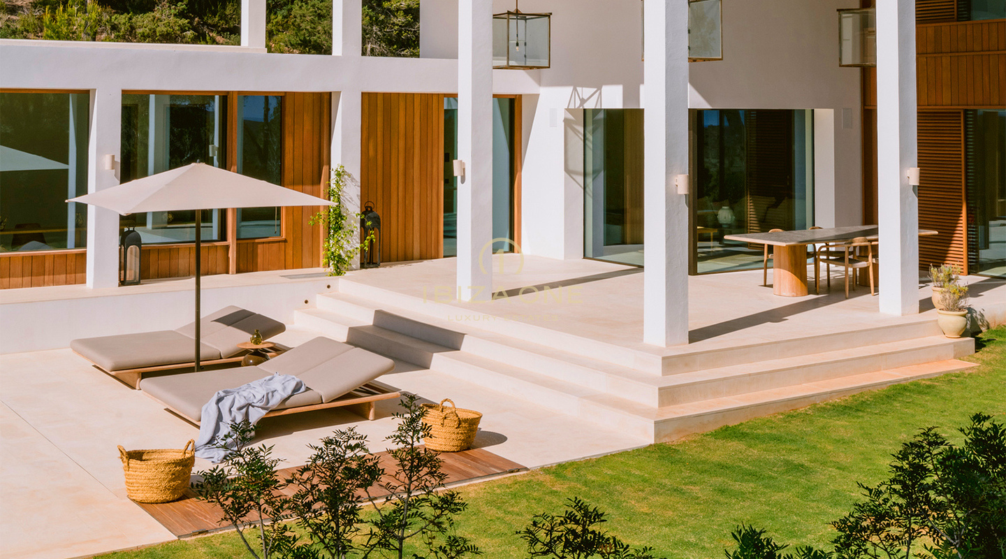 Familievriendelijke luxe villa met zeezicht te huur nabij San Lorenzo, Ibiza – zoutwaterzwembad, gastenverblijf, privacy