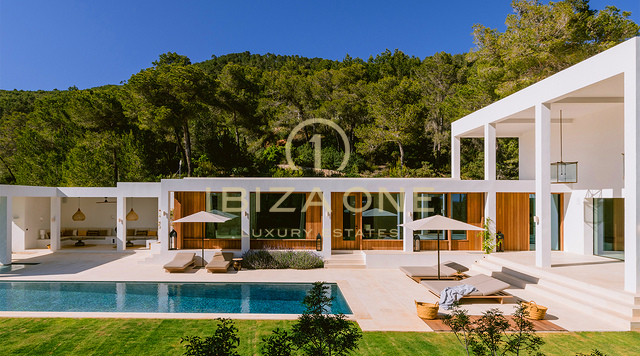 Familienfreundliche Luxusvilla mit Meerblick in der Nähe von San Lorenzo, Ibiza, zu vermieten – Salzwasserpool, Gästehaus, Privatsphäre