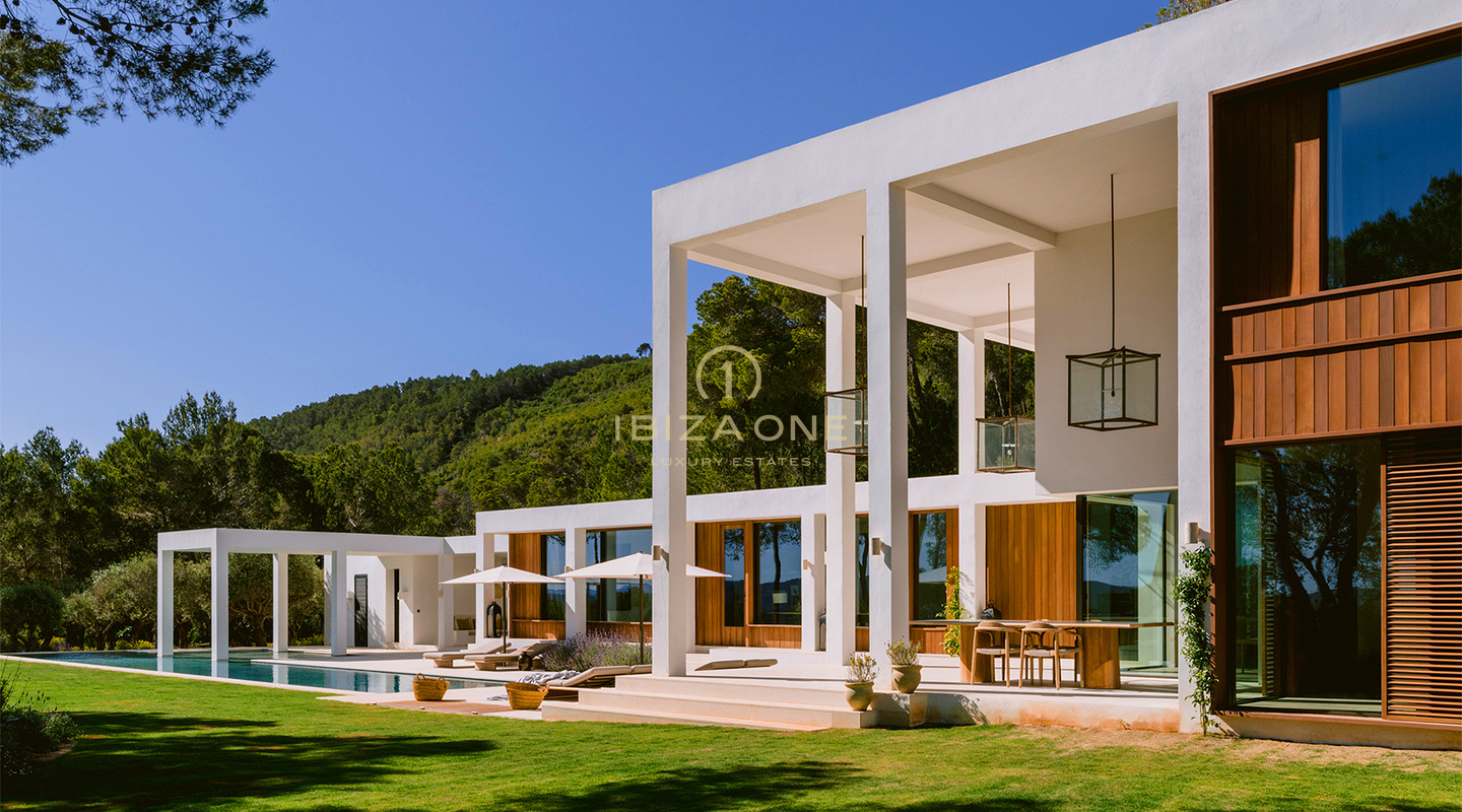 Familievriendelijke luxe villa met zeezicht te huur nabij San Lorenzo, Ibiza – zoutwaterzwembad, gastenverblijf, privacy