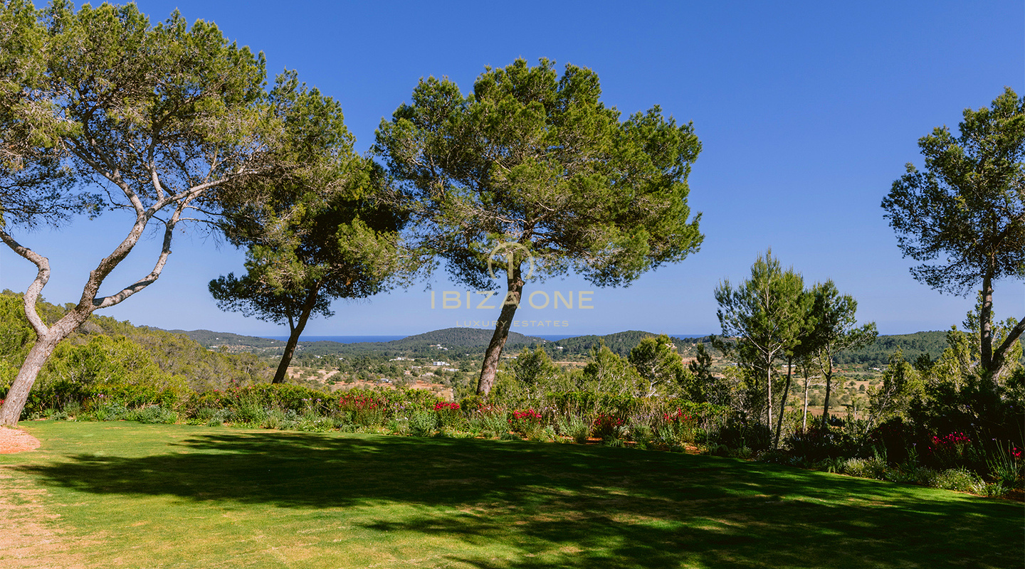 Familievriendelijke luxe villa met zeezicht te huur nabij San Lorenzo, Ibiza – zoutwaterzwembad, gastenverblijf, privacy