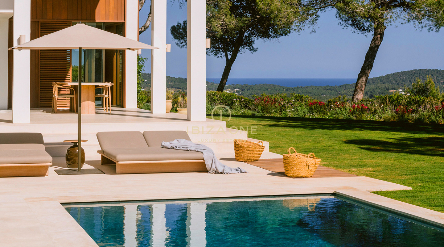 Familievriendelijke luxe villa met zeezicht te huur nabij San Lorenzo, Ibiza – zoutwaterzwembad, gastenverblijf, privacy