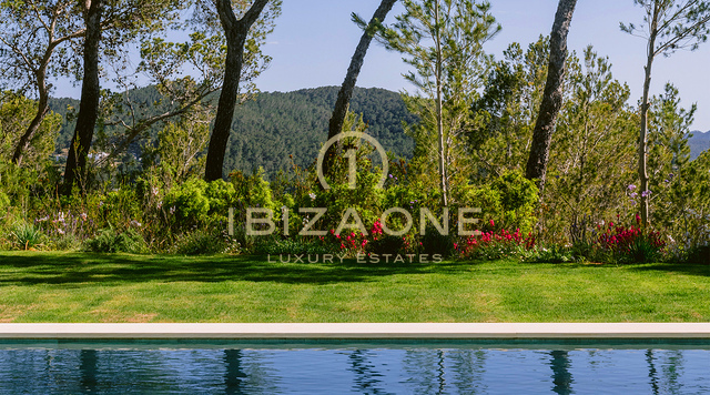 Familievriendelijke luxe villa met zeezicht te huur nabij San Lorenzo, Ibiza – zoutwaterzwembad, gastenverblijf, privacy