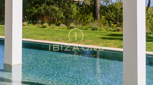 Villa de lujo familiar con vistas al mar en alquiler cerca de San Lorenzo, Ibiza. Piscina de agua salada, casa de invitados y privacidad.
