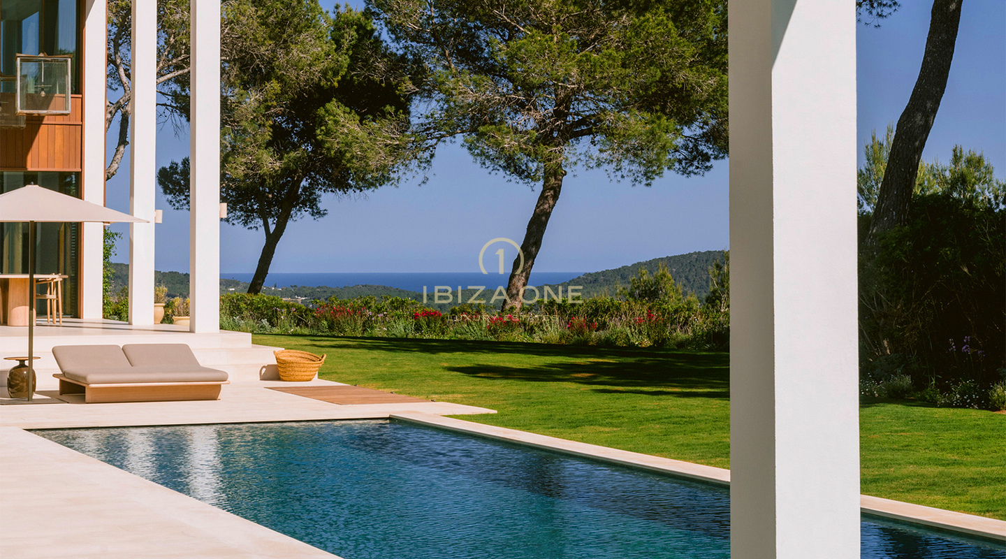 Familievriendelijke luxe villa met zeezicht te huur nabij San Lorenzo, Ibiza – zoutwaterzwembad, gastenverblijf, privacy