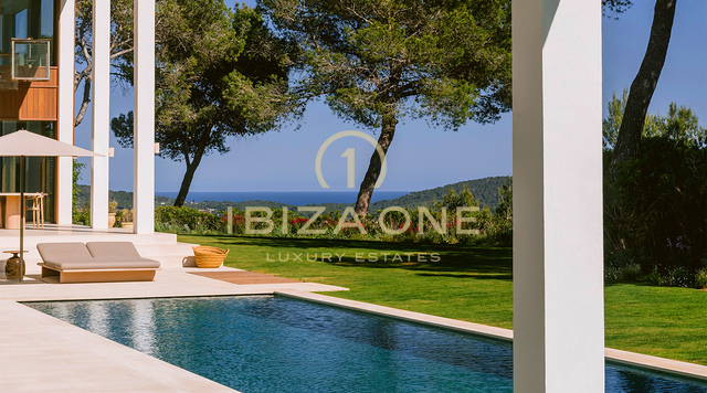 Villa de lujo familiar con vistas al mar en alquiler cerca de San Lorenzo, Ibiza. Piscina de agua salada, casa de invitados y privacidad.
