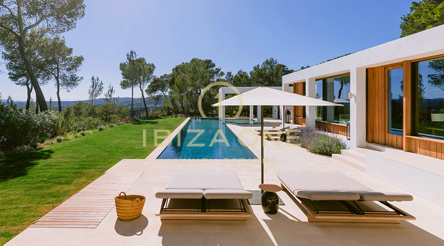 Villa de lujo familiar con vistas al mar en alquiler cerca de San Lorenzo, Ibiza. Piscina de agua salada, casa de invitados y privacidad.