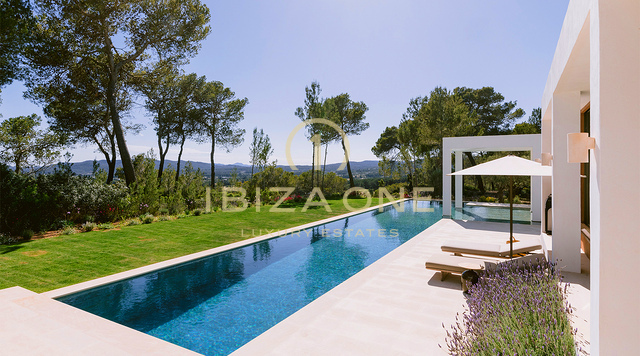 Familienfreundliche Luxusvilla mit Meerblick in der Nähe von San Lorenzo, Ibiza, zu vermieten – Salzwasserpool, Gästehaus, Privatsphäre