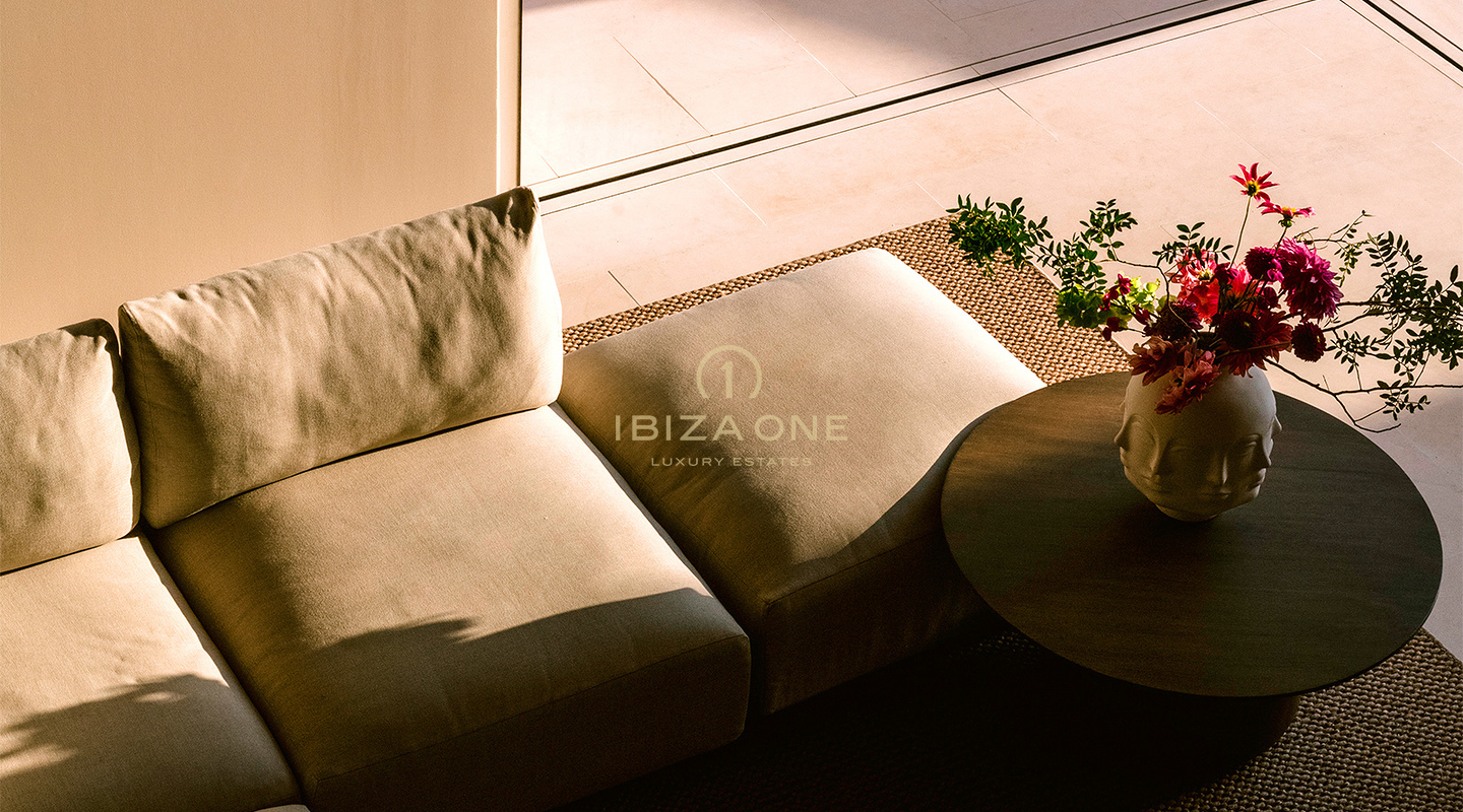 Familievriendelijke luxe villa met zeezicht te huur nabij San Lorenzo, Ibiza – zoutwaterzwembad, gastenverblijf, privacy