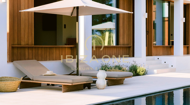 Villa de lujo familiar con vistas al mar en alquiler cerca de San Lorenzo, Ibiza. Piscina de agua salada, casa de invitados y privacidad.