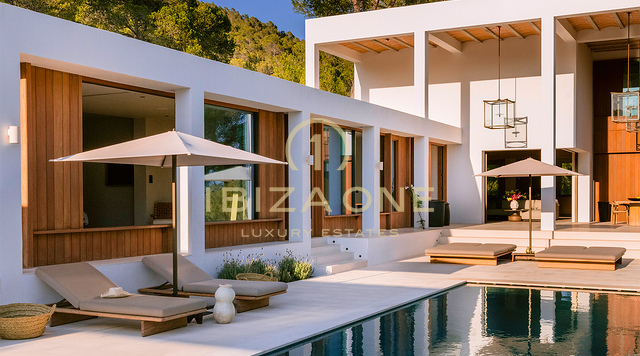Familienfreundliche Luxusvilla mit Meerblick in der Nähe von San Lorenzo, Ibiza, zu vermieten – Salzwasserpool, Gästehaus, Privatsphäre