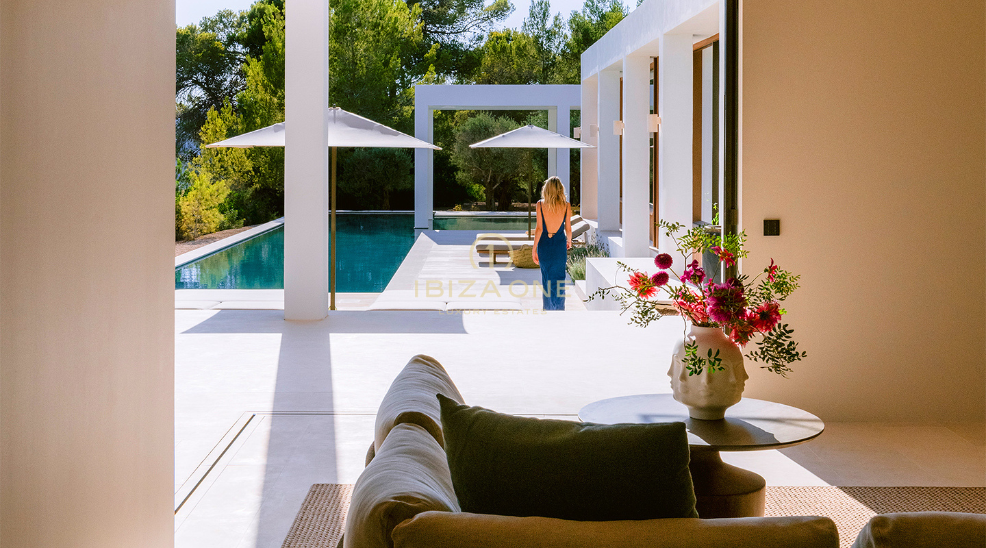 Familievriendelijke luxe villa met zeezicht te huur nabij San Lorenzo, Ibiza – zoutwaterzwembad, gastenverblijf, privacy