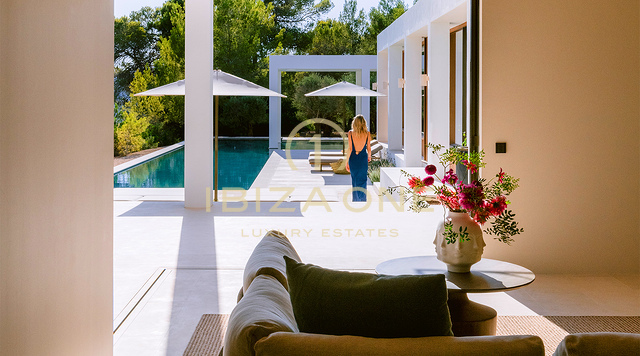 Villa de lujo familiar con vistas al mar en alquiler cerca de San Lorenzo, Ibiza. Piscina de agua salada, casa de invitados y privacidad.