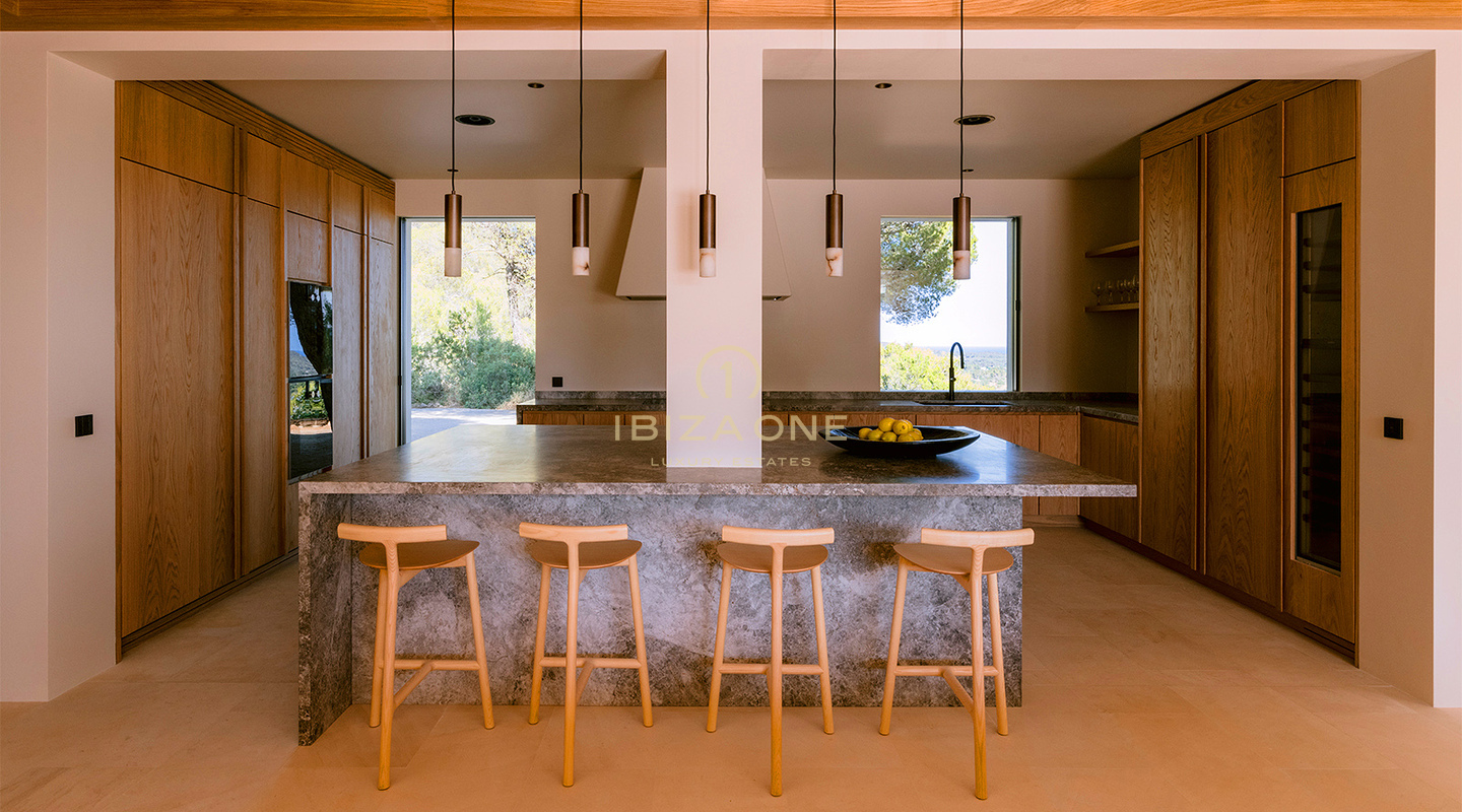 Familievriendelijke luxe villa met zeezicht te huur nabij San Lorenzo, Ibiza – zoutwaterzwembad, gastenverblijf, privacy