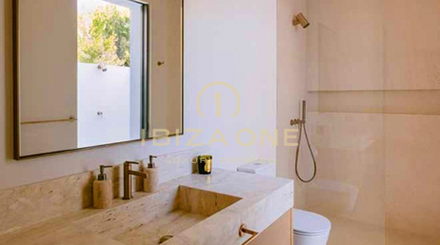 Familievriendelijke luxe villa met zeezicht te huur nabij San Lorenzo, Ibiza – zoutwaterzwembad, gastenverblijf, privacy