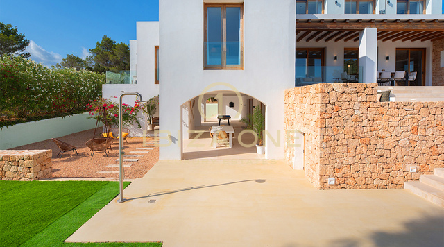 Villa de lujo en venta en la costa oeste de Ibiza con vistas panorámicas al mar cerca de Cala Bassa y Cala Comte, Ibiza.