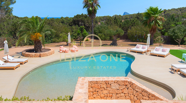 Villa de lujo en venta en la costa oeste de Ibiza con vistas panorámicas al mar cerca de Cala Bassa y Cala Comte, Ibiza.