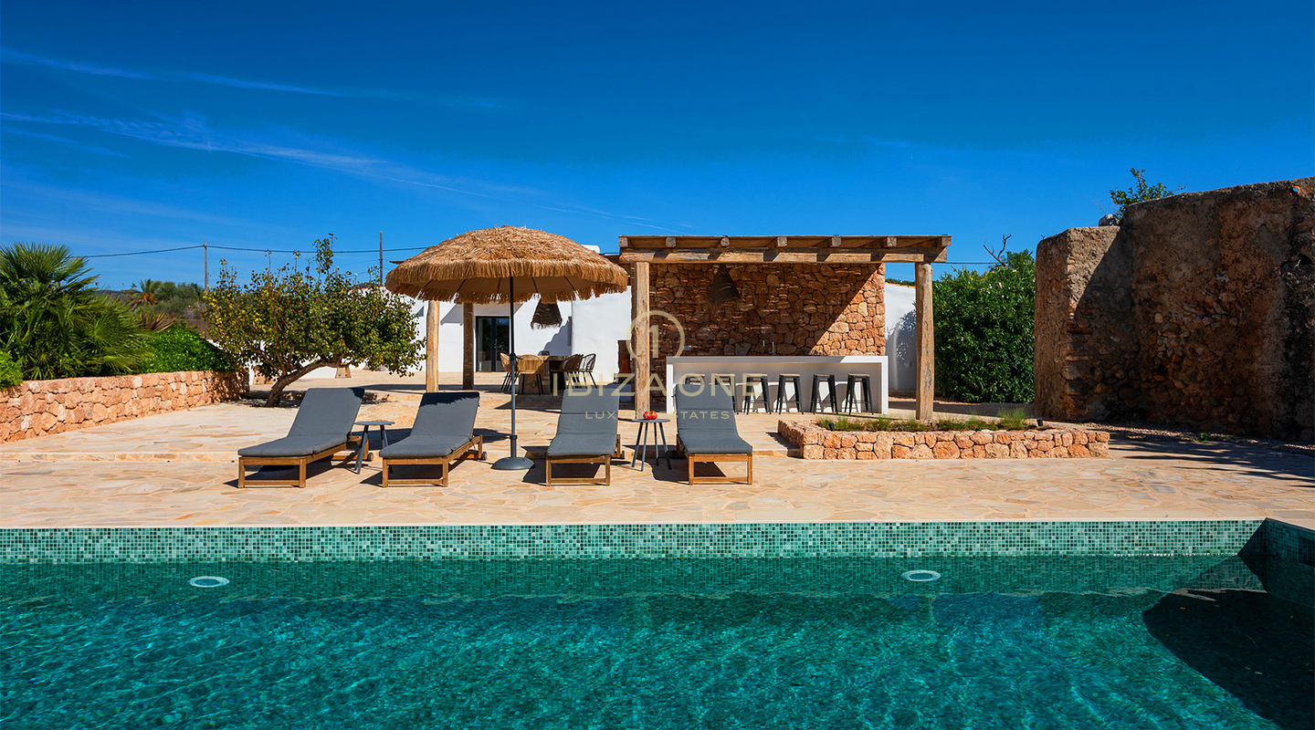 Luxe, unieke villa in bohemienstijl met gastenverblijf te koop in Sant Jordi, Ibiza.