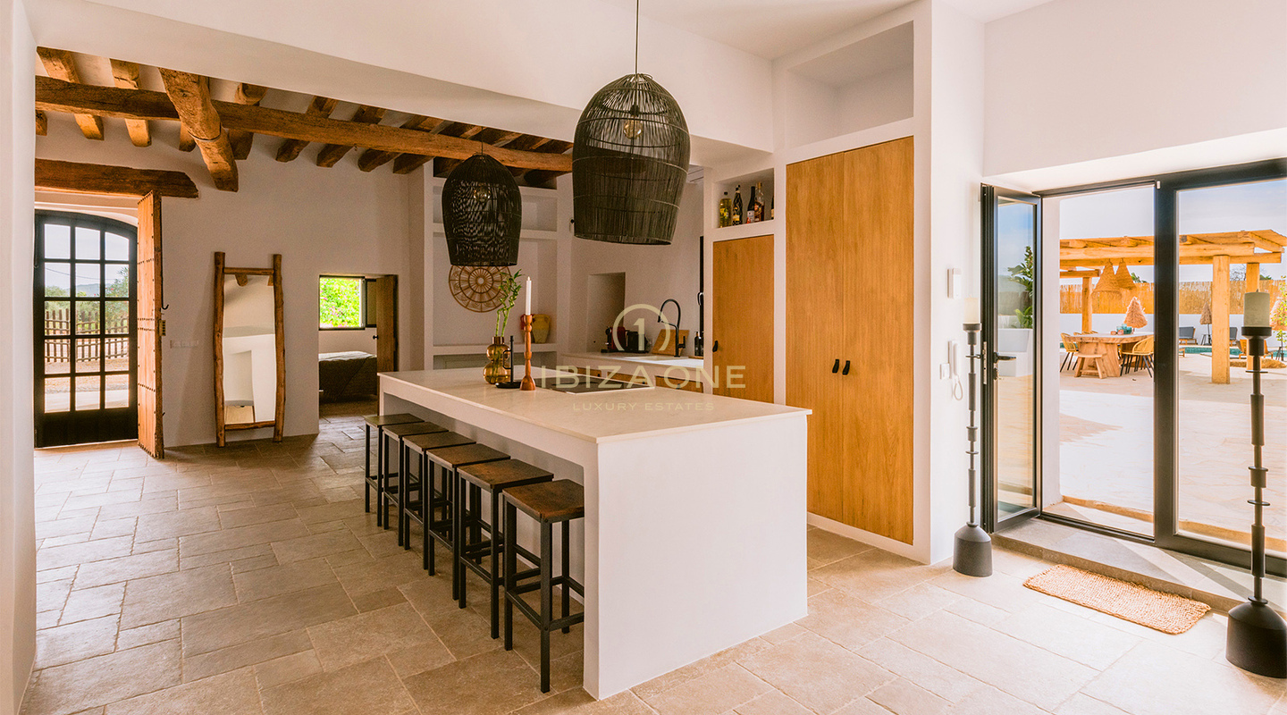 Luxe, unieke villa in bohemienstijl met gastenverblijf te koop in Sant Jordi, Ibiza.