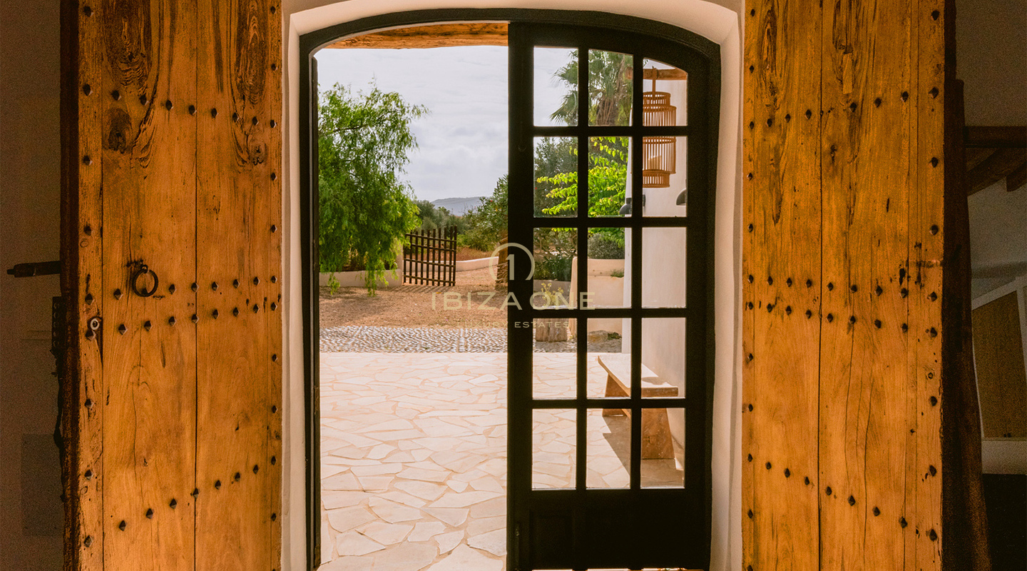 Villa de lujo única de estilo bohemio chic con casa de invitados en venta en Sant Jordi, Ibiza