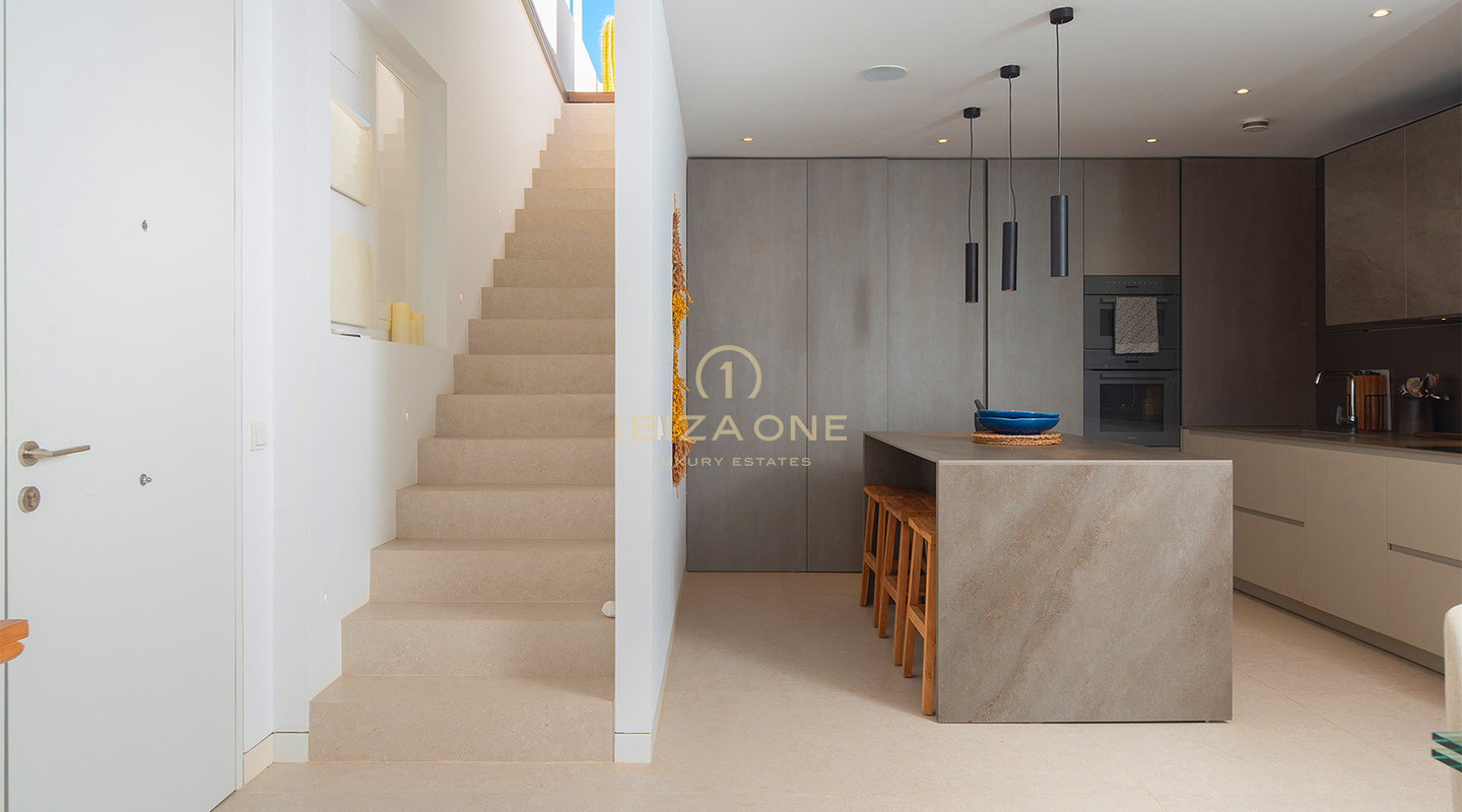Ático de lujo de 4 dormitorios en WHITE ANGELS TALAMANCA con piscina privada en la azotea, vistas panorámicas al mar y a D'alt Vila en venta, Ibiza