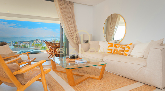 Ático de lujo de 4 dormitorios en WHITE ANGELS TALAMANCA con piscina privada en la azotea, vistas panorámicas al mar y a D'alt Vila en venta, Ibiza