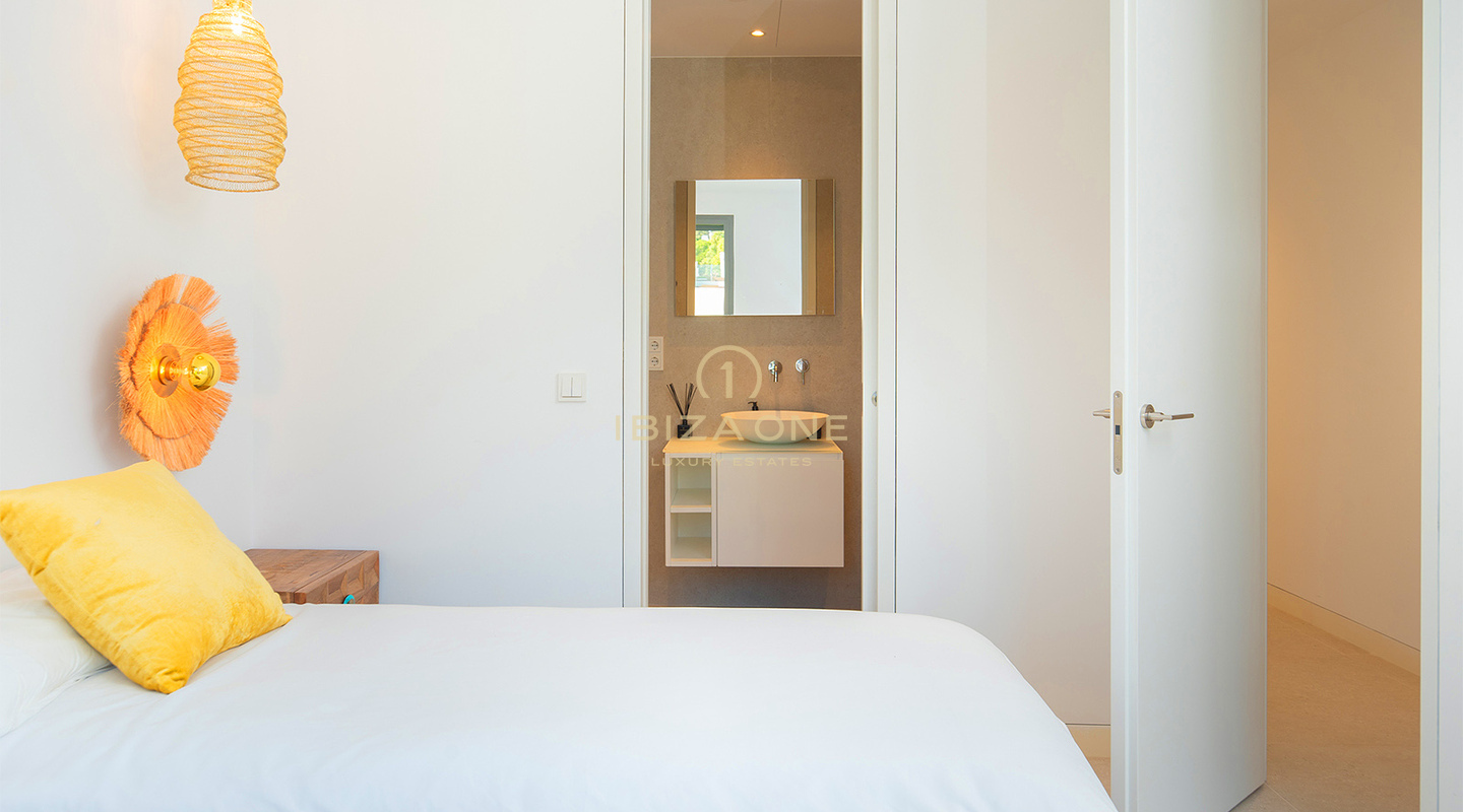 Ático de lujo de 4 dormitorios en WHITE ANGELS TALAMANCA con piscina privada en la azotea, vistas panorámicas al mar y a D'alt Vila en venta, Ibiza