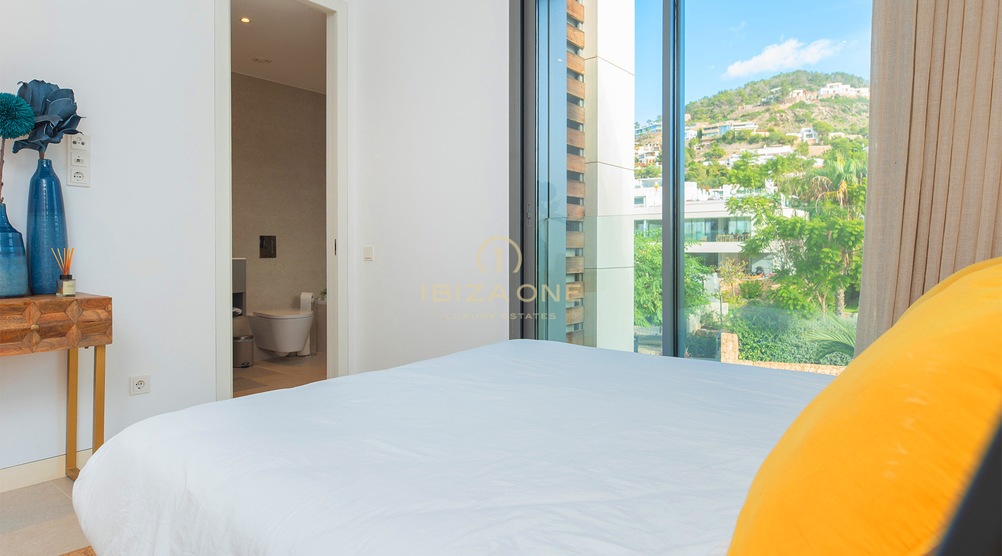 Ático de lujo de 4 dormitorios en WHITE ANGELS TALAMANCA con piscina privada en la azotea, vistas panorámicas al mar y a D'alt Vila en venta, Ibiza