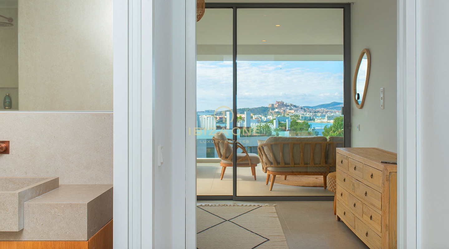 Luxe penthouse met 4 slaapkamers in WHITE ANGELS TALAMANCA met privézwembad op het dak, panoramisch uitzicht op zee en uitzicht op D'alt Vila te koop, Ibiza