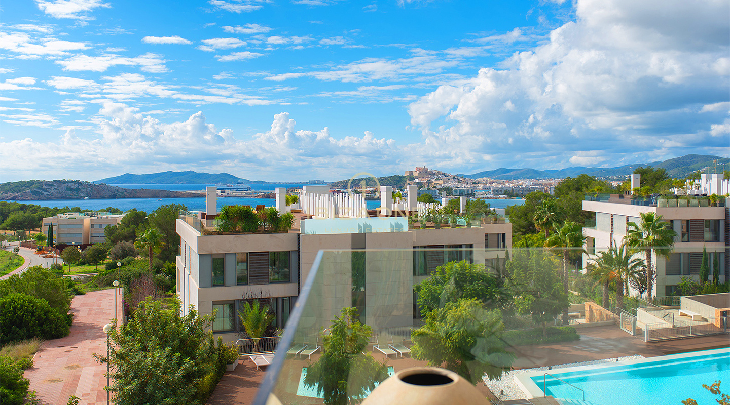 Attico di lusso con 4 camere da letto a WHITE ANGELS TALAMANCA con piscina privata sul tetto, vista panoramica sul mare e vista su D´alt Vila in vendita, Ibiza