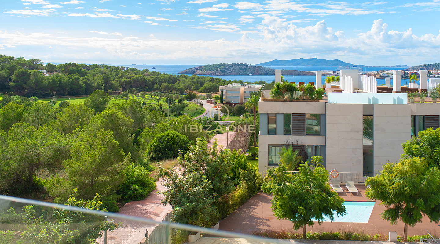 Ático de lujo de 4 dormitorios en WHITE ANGELS TALAMANCA con piscina privada en la azotea, vistas panorámicas al mar y a D'alt Vila en venta, Ibiza