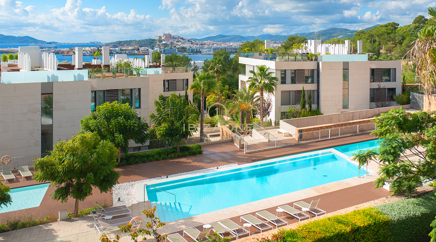 Attico di lusso con 4 camere da letto a WHITE ANGELS TALAMANCA con piscina privata sul tetto, vista panoramica sul mare e vista su D´alt Vila in vendita, Ibiza