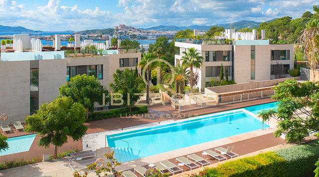 Attico di lusso con 4 camere da letto a WHITE ANGELS TALAMANCA con piscina privata sul tetto, vista panoramica sul mare e vista su D´alt Vila in vendita, Ibiza